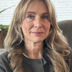 Tracie Hines Headshot cropped (1)